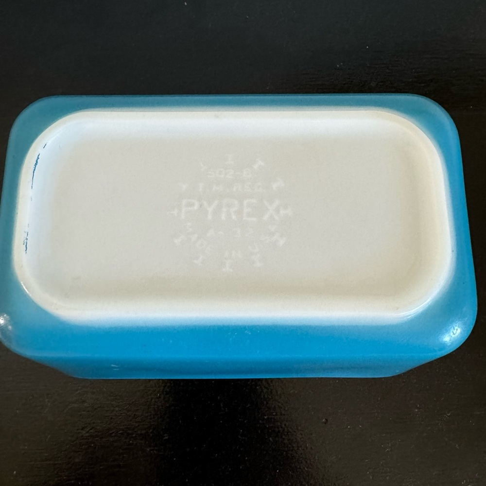PYREX original vintage blue Pyrex dish, no scratches or broken pieces